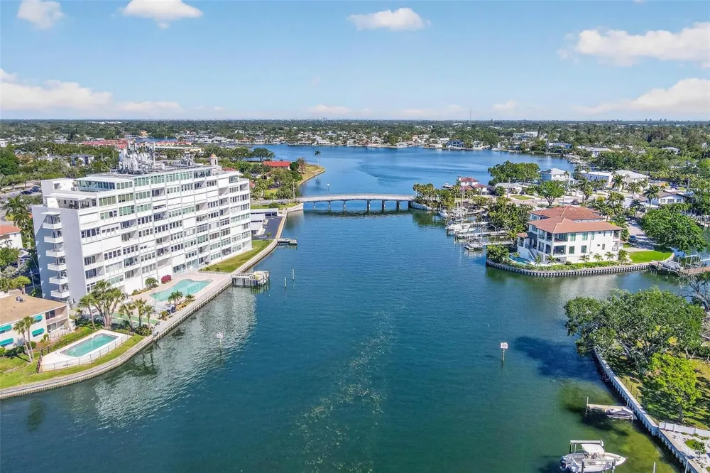 1365 SNELL ISLE BOULEVARD NE #6A St Petersburg, FL 33704