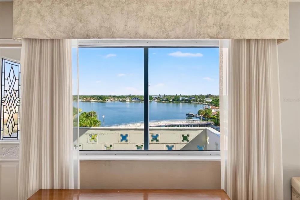 1365 SNELL ISLE BOULEVARD NE #6A St Petersburg, FL 33704