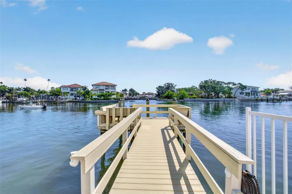 1365 SNELL ISLE BOULEVARD NE #6A St Petersburg, FL 33704