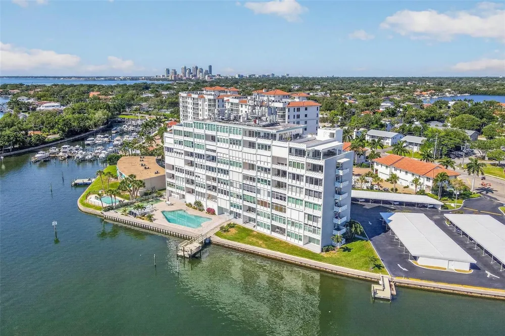 1365 SNELL ISLE BOULEVARD NE #6A St Petersburg, FL 33704