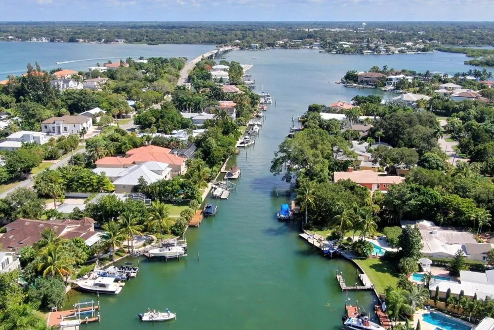 749 SIESTA DRIVE Sarasota, FL 34242