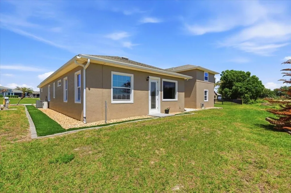 572 MEANDERING WAY Polk City, FL 33868