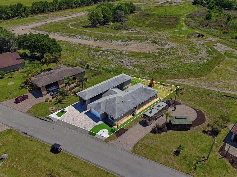 572 MEANDERING WAY Polk City, FL 33868