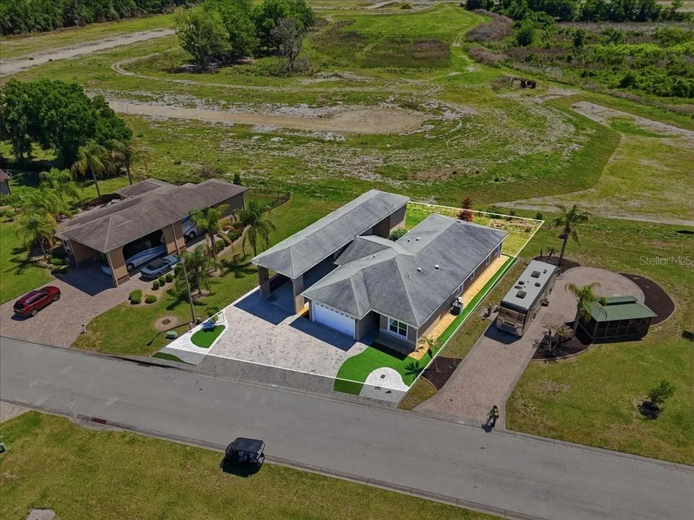 572 MEANDERING WAY Polk City, FL 33868
