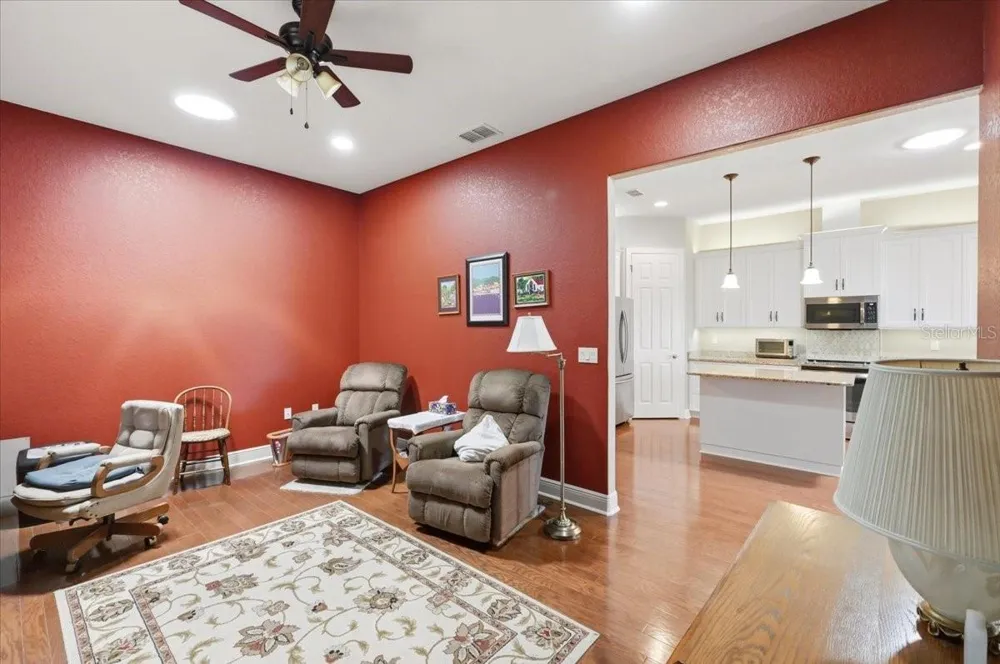 572 MEANDERING WAY Polk City, FL 33868