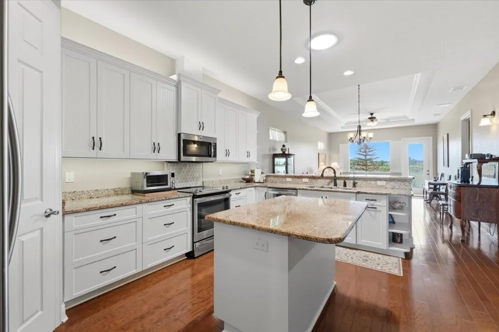 572 MEANDERING WAY Polk City, FL 33868