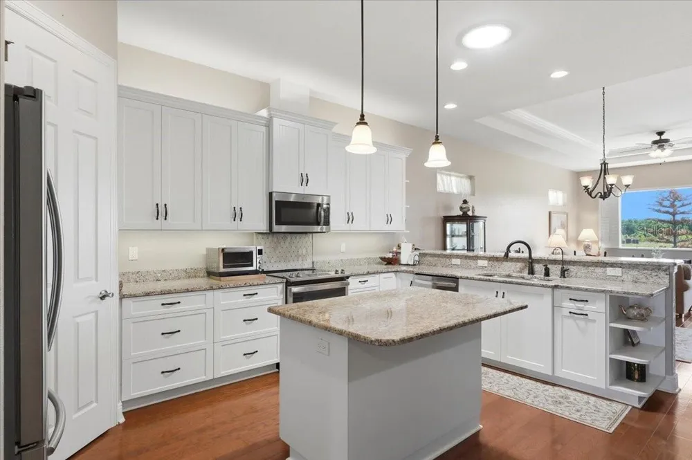 572 MEANDERING WAY Polk City, FL 33868