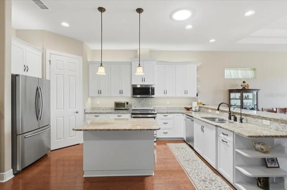 572 MEANDERING WAY Polk City, FL 33868
