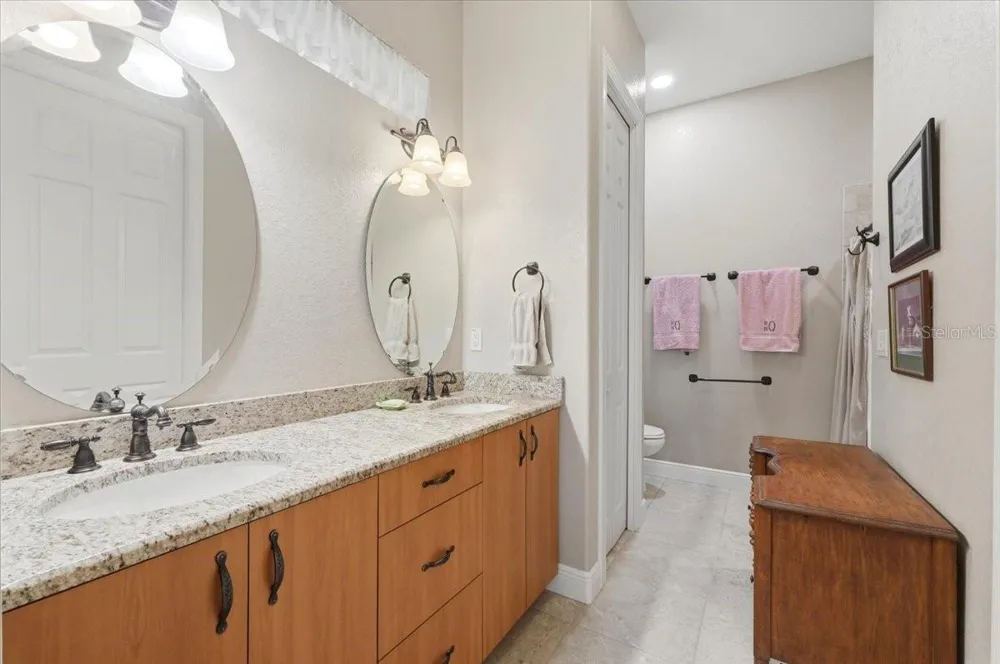 572 MEANDERING WAY Polk City, FL 33868