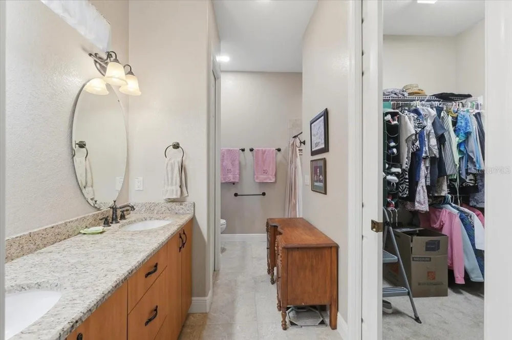 572 MEANDERING WAY Polk City, FL 33868