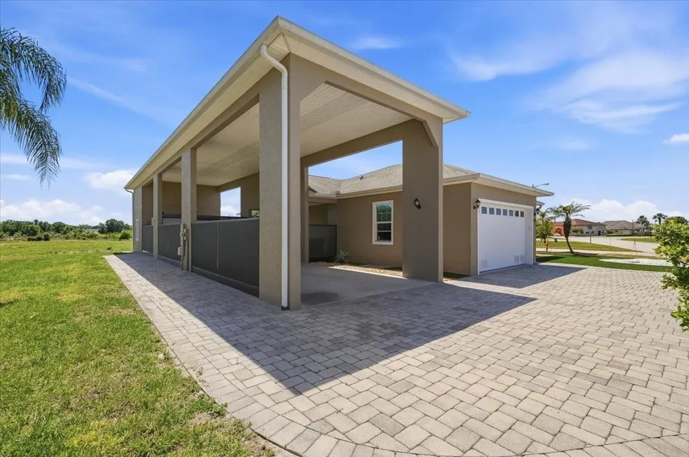 572 MEANDERING WAY Polk City, FL 33868