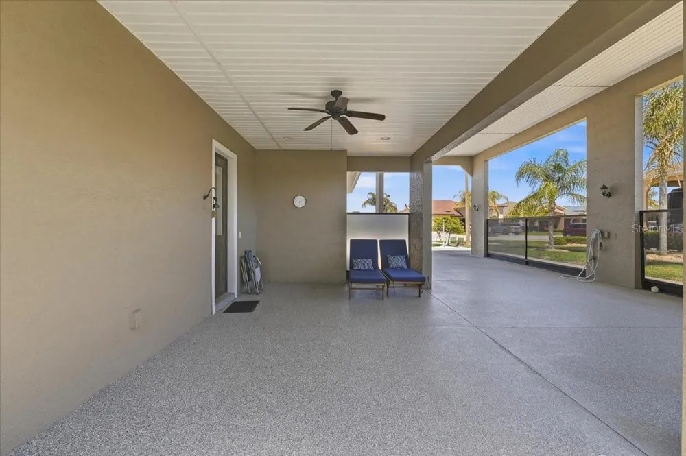 572 MEANDERING WAY Polk City, FL 33868