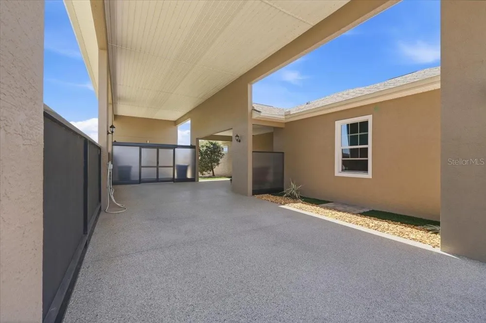 572 MEANDERING WAY Polk City, FL 33868