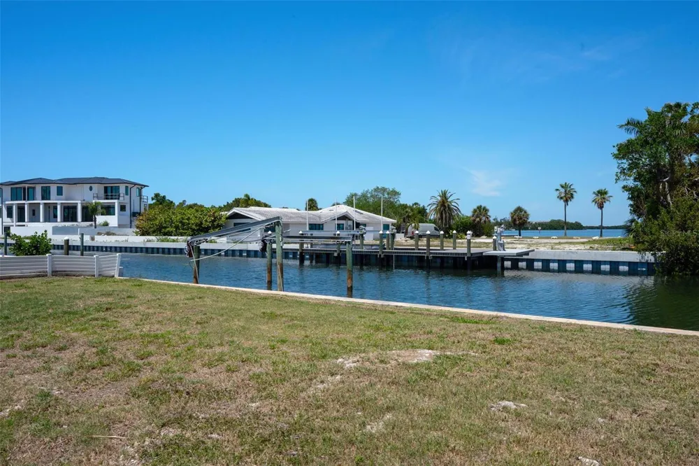 581 ROUNTREE DRIVE Longboat Key, FL 34228