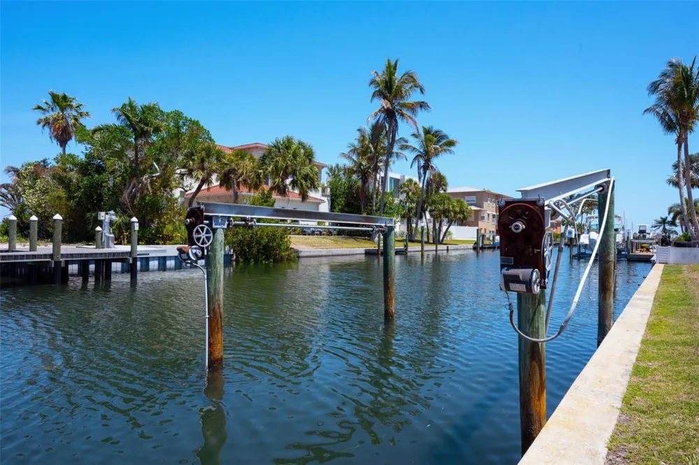 581 ROUNTREE DRIVE Longboat Key, FL 34228