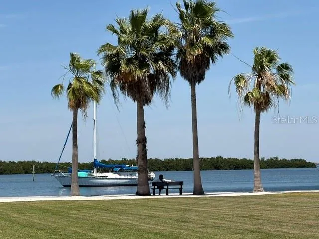 581 ROUNTREE DRIVE Longboat Key, FL 34228