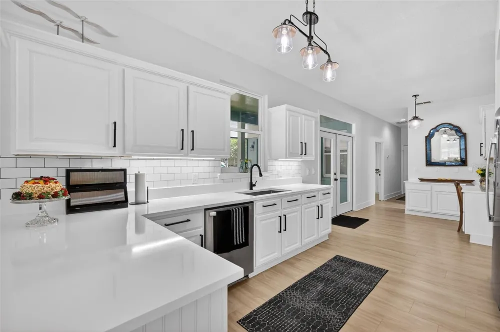 250 WALKER STREET Oakland, FL 34760