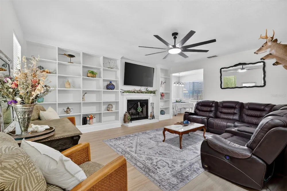 250 WALKER STREET Oakland, FL 34760