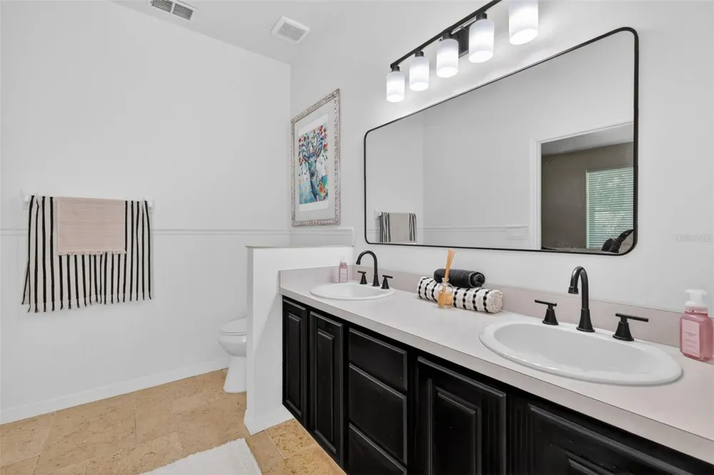 250 WALKER STREET Oakland, FL 34760