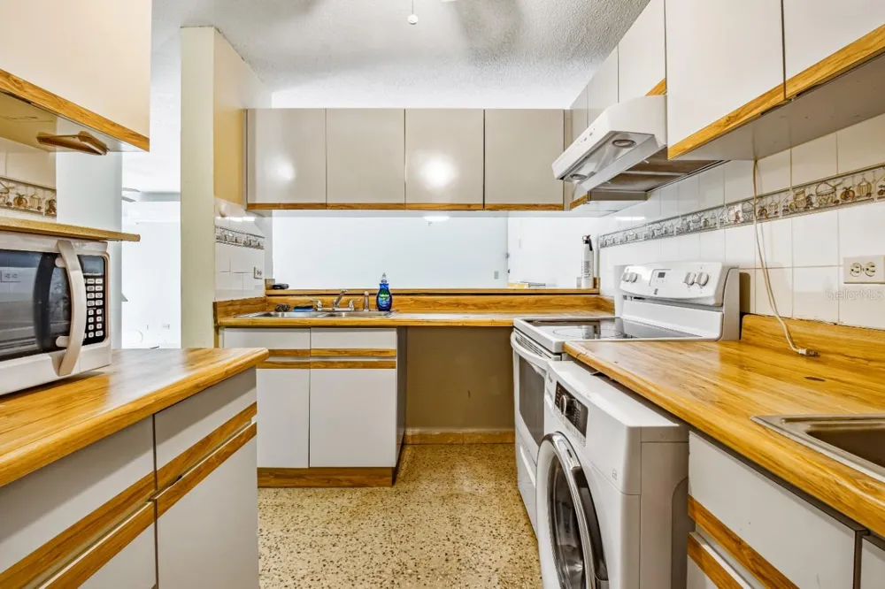 2 COND LAGUNA GARDENS II #9A Carolina, PR 00979