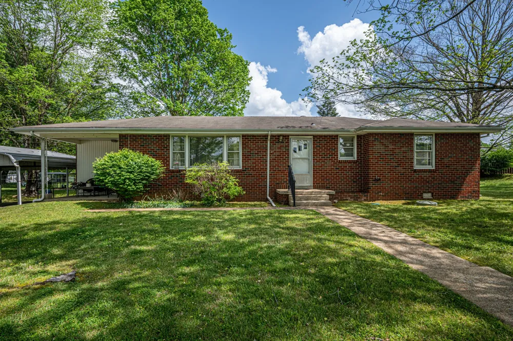 1006 Hershell St Burns, TN 37029