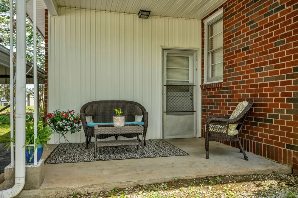 1006 Hershell St Burns, TN 37029