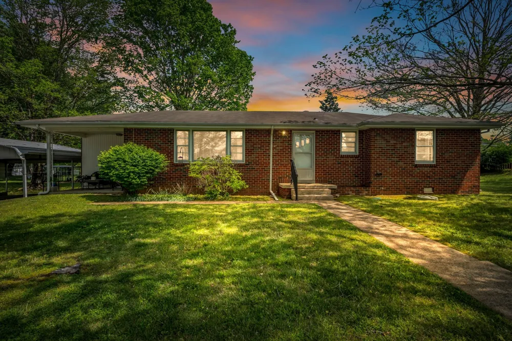 1006 Hershell St Burns, TN 37029