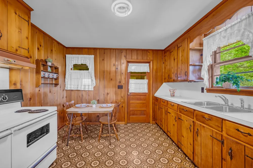 1006 Hershell St Burns, TN 37029