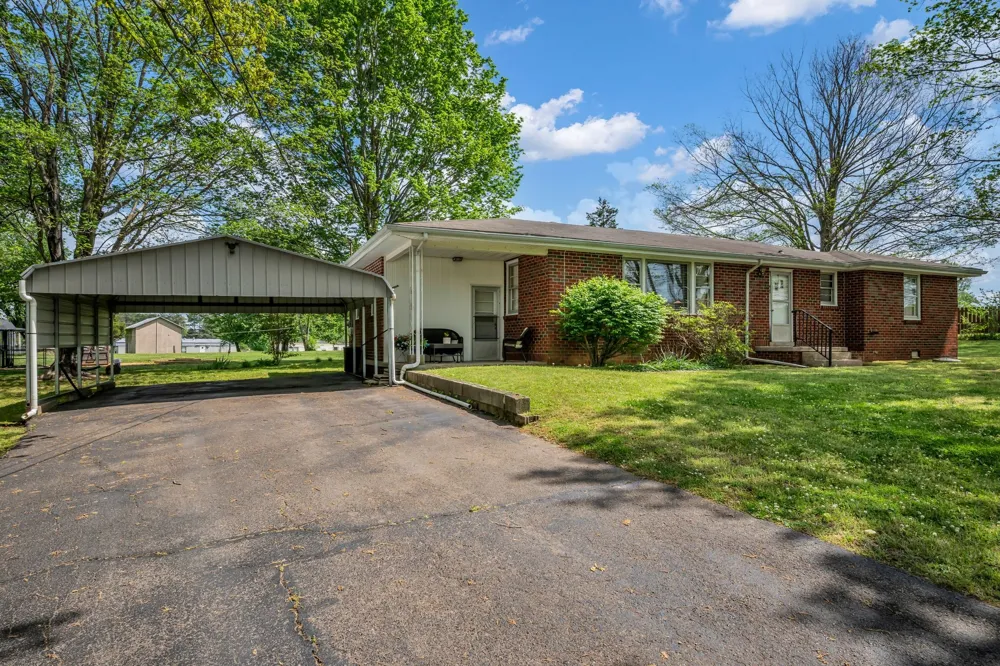 1006 Hershell St Burns, TN 37029