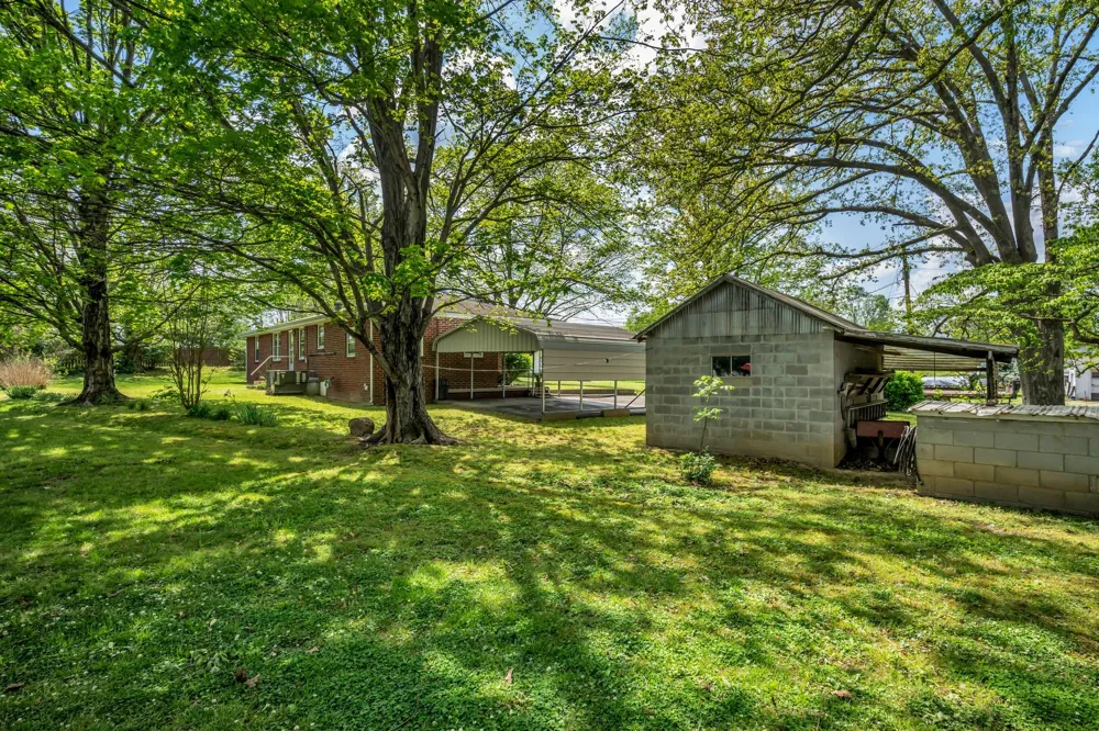 1006 Hershell St Burns, TN 37029