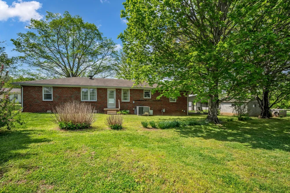 1006 Hershell St Burns, TN 37029