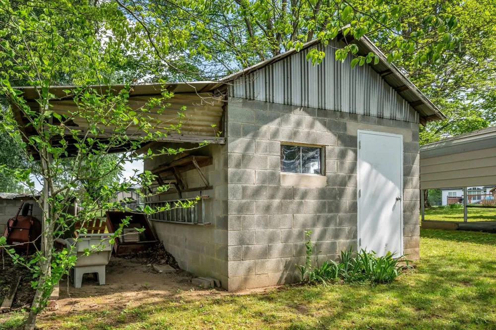 1006 Hershell St Burns, TN 37029