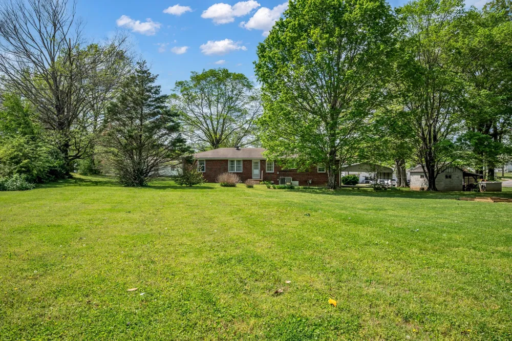 1006 Hershell St Burns, TN 37029