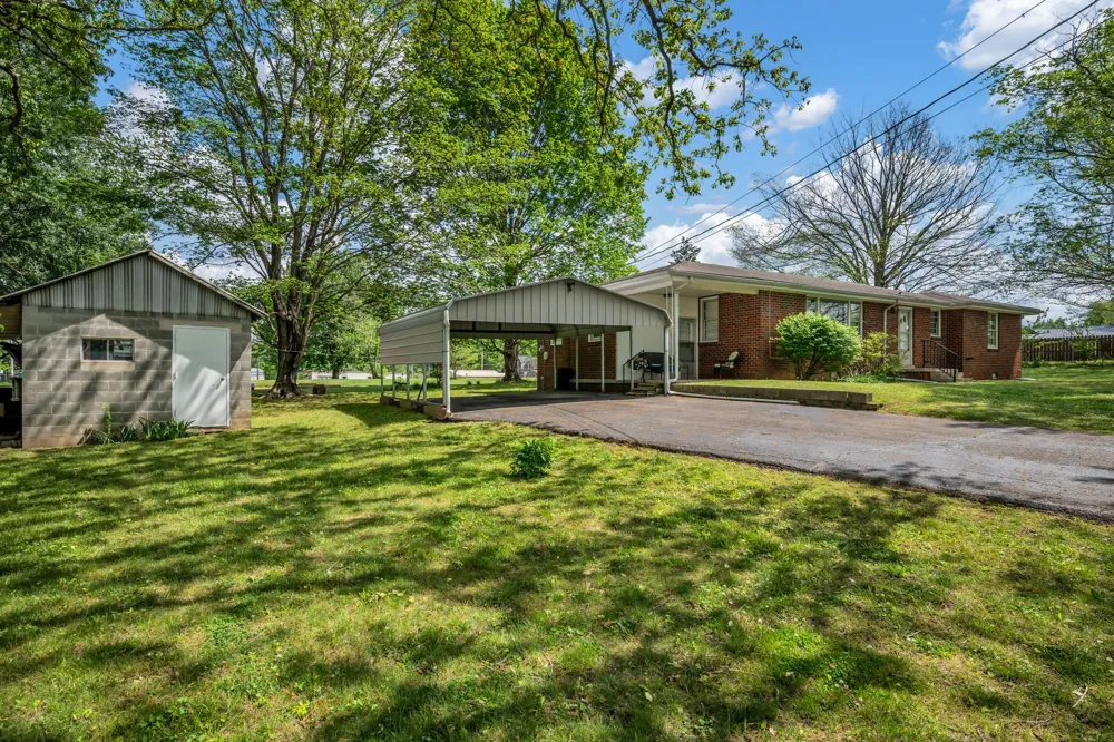 1006 Hershell St Burns, TN 37029
