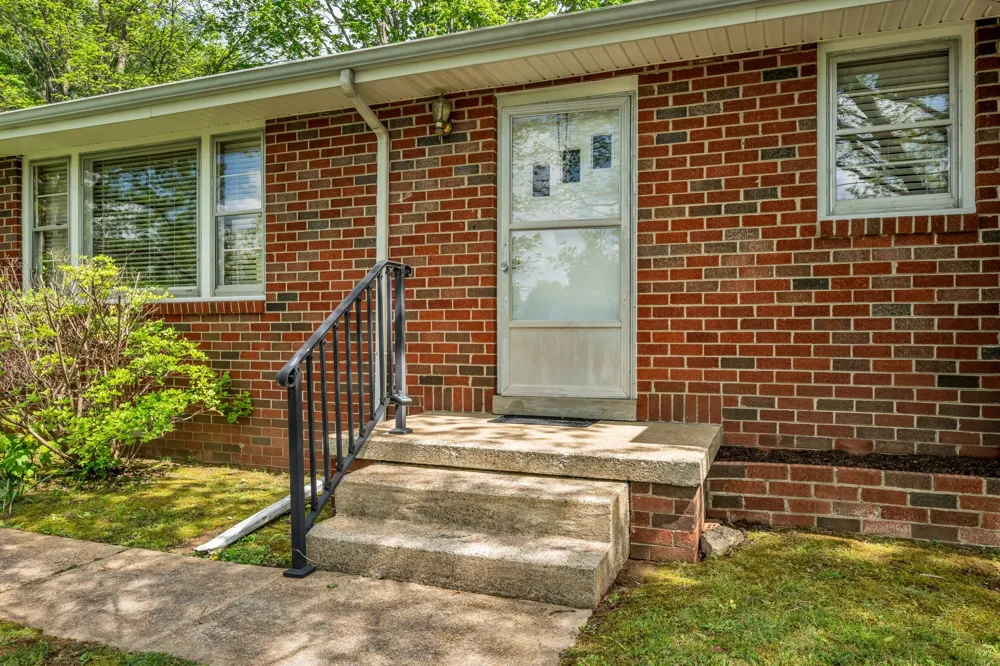 1006 Hershell St Burns, TN 37029
