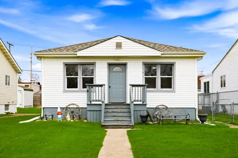 1216 W 37th Place