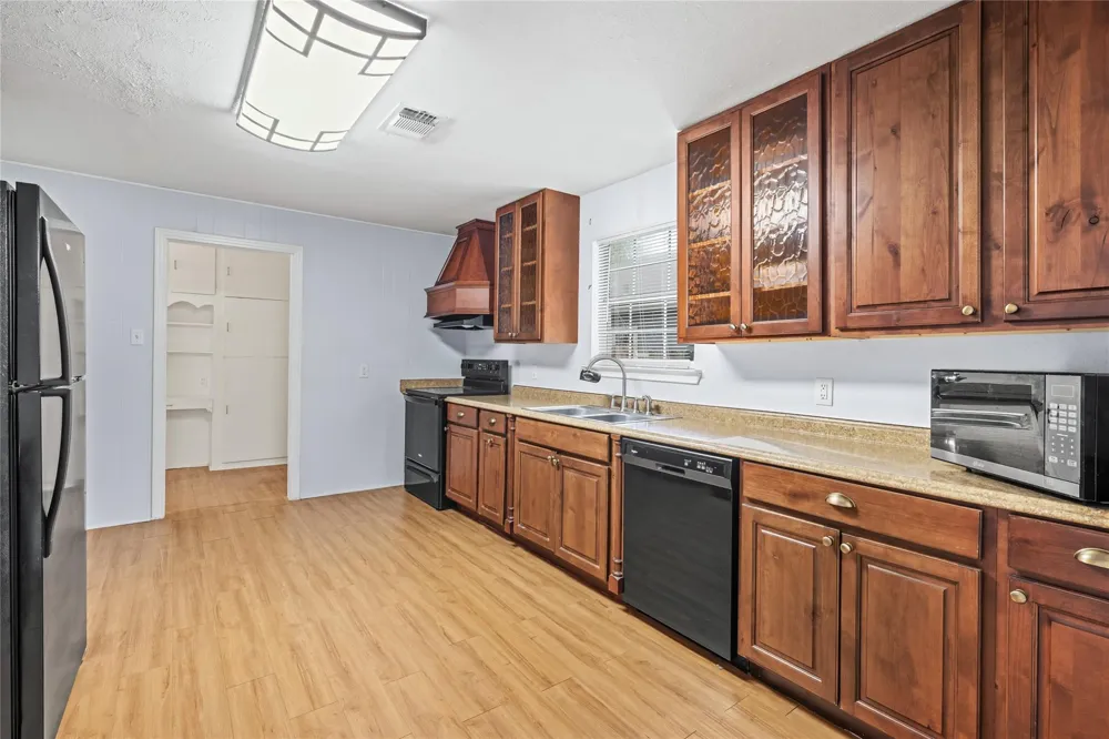 405 College Street Weimar, TX 78962