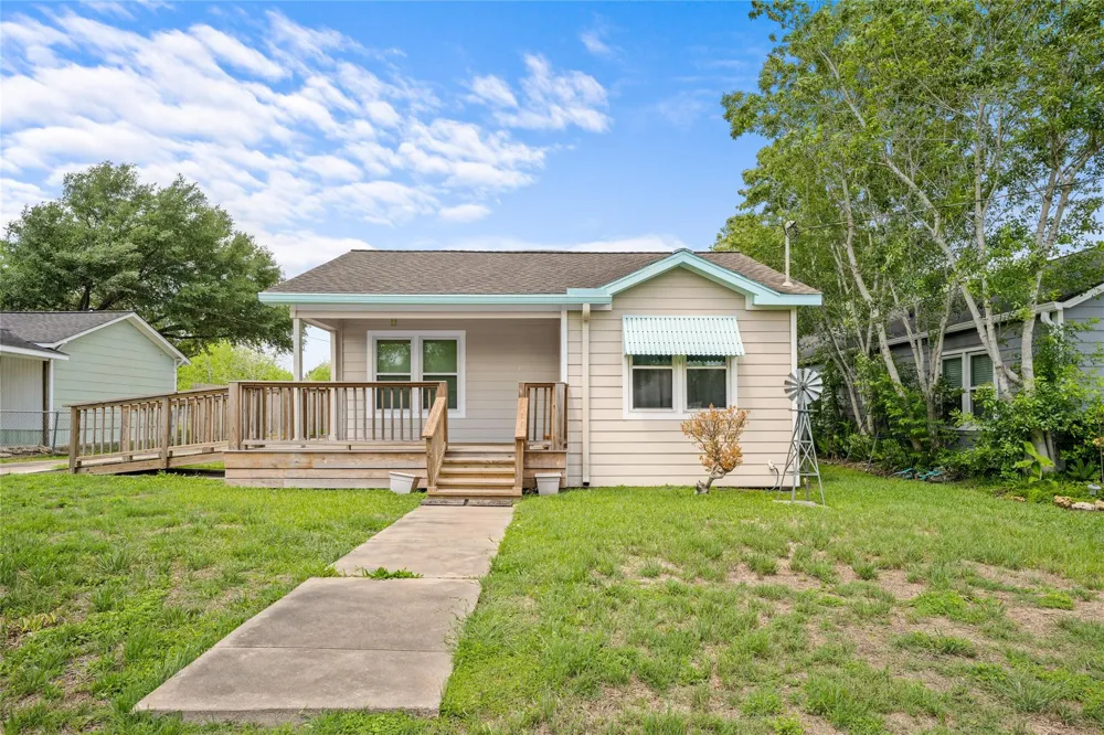 405 College Street Weimar, TX 78962