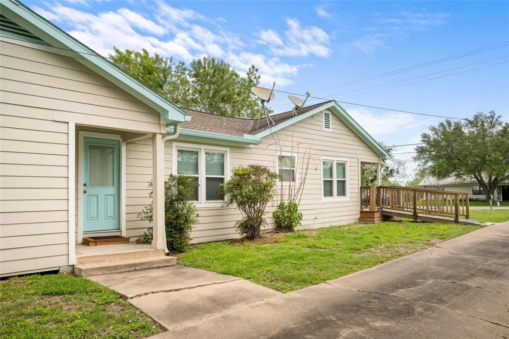 405 College Street Weimar, TX 78962