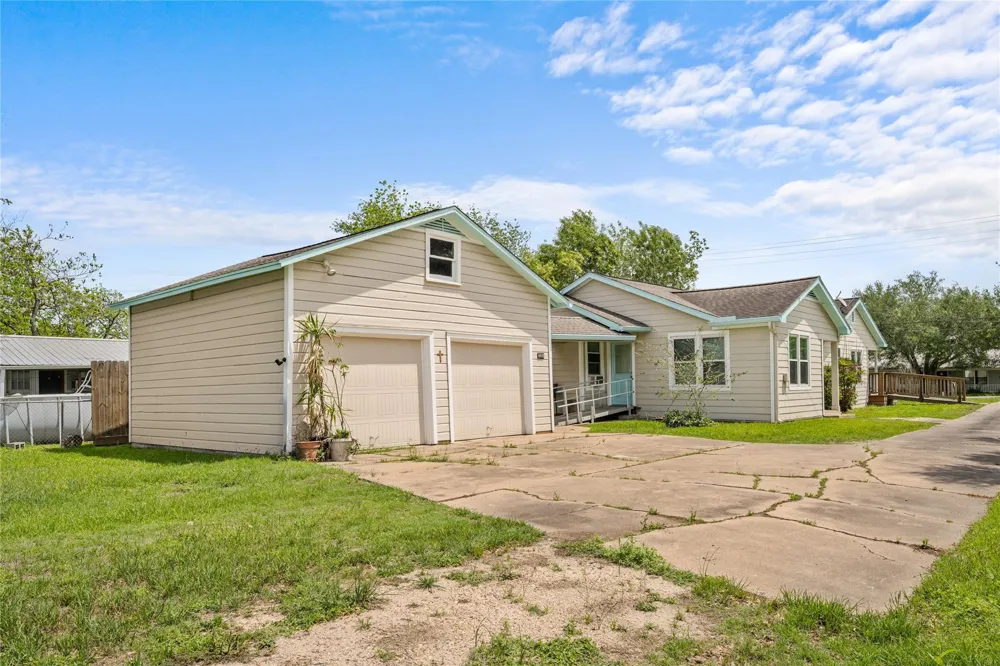 405 College Street Weimar, TX 78962