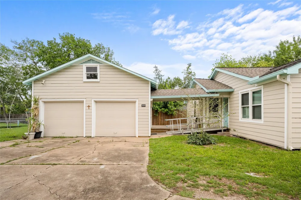 405 College Street Weimar, TX 78962