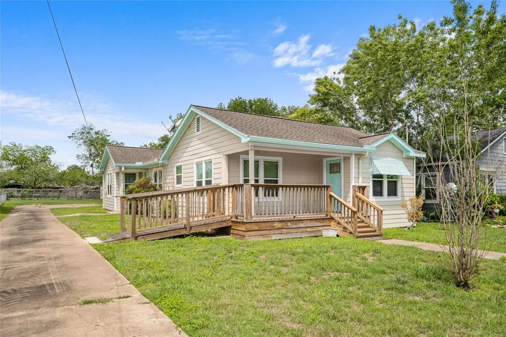 405 College Street Weimar, TX 78962