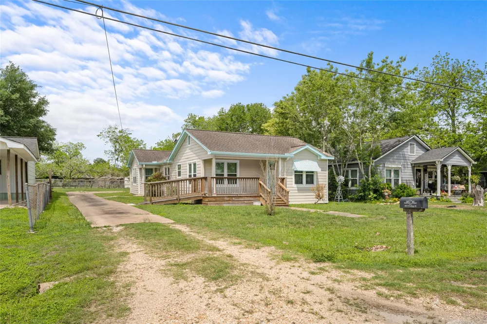 405 College Street Weimar, TX 78962