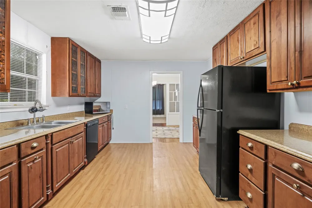405 College Street Weimar, TX 78962