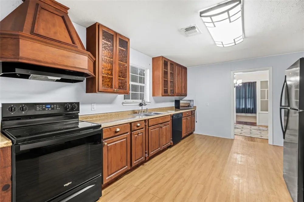 405 College Street Weimar, TX 78962