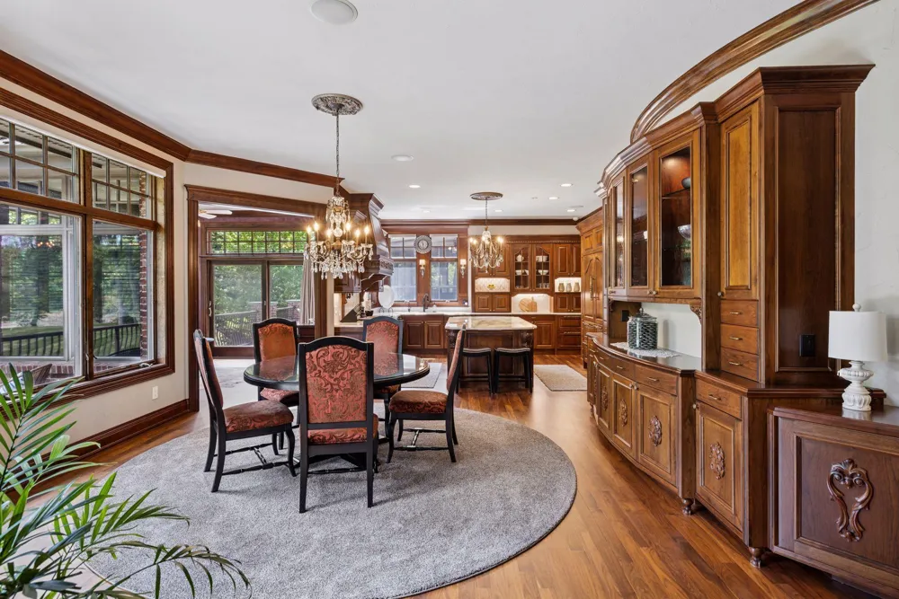 614 Hidden Creek Trail Mendota Heights, MN 55118