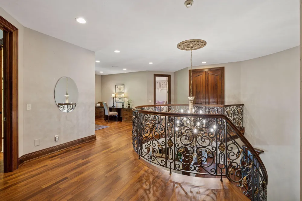 614 Hidden Creek Trail Mendota Heights, MN 55118
