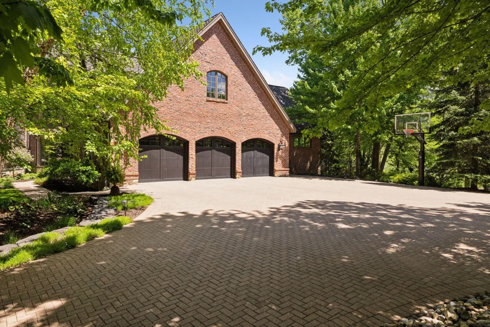 614 Hidden Creek Trail Mendota Heights, MN 55118
