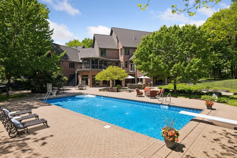 614 Hidden Creek Trail Mendota Heights, MN 55118