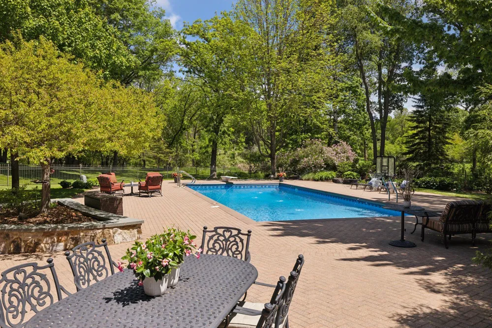 614 Hidden Creek Trail Mendota Heights, MN 55118